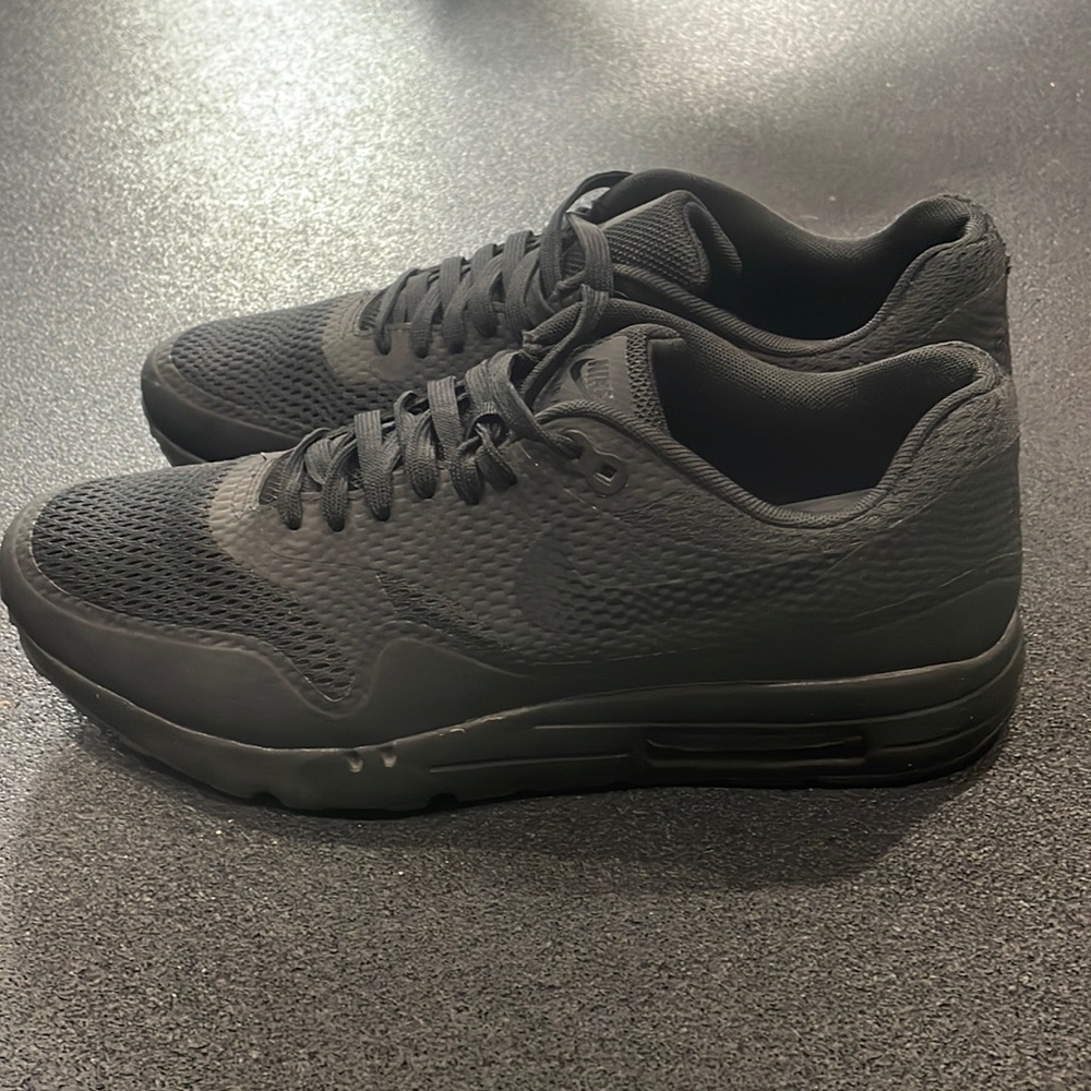 Nike Men's All-Black Low-Top Athletic Sneakers